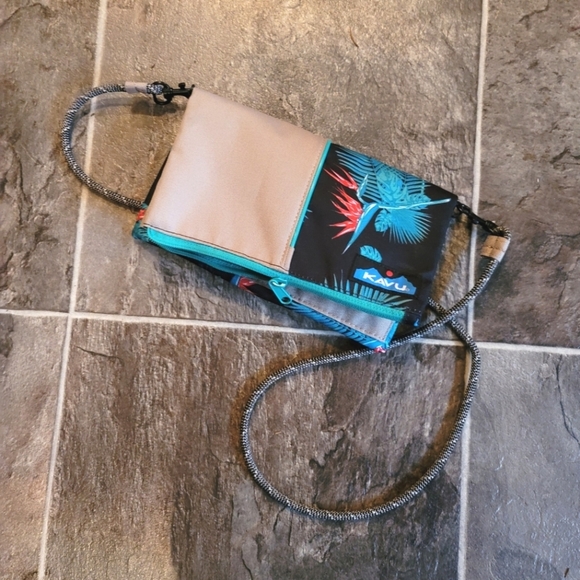 KAVU, Twofold/Bi-Fold Clutch with Crossbody Strap, Tropical and Tan - Picture 1 of 8